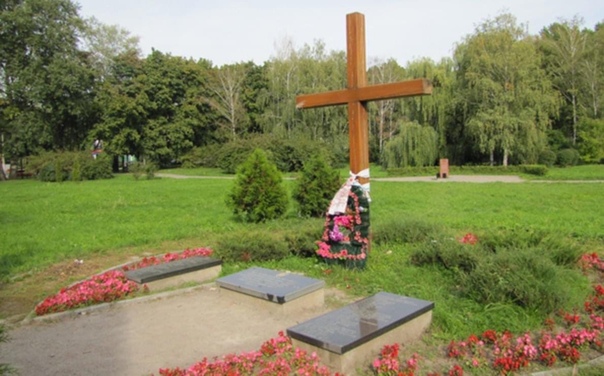 Это памятник украинским националистам в Бабьем Яре На нем имена и надпись погибли в борьбе за независимую Украину. В списке есть фамилия - Осташек. Это Яков Осташек, глава ОУН и полиции села