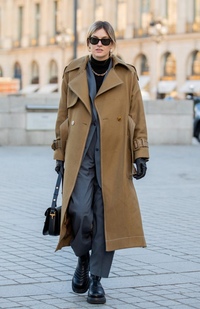 Пальто с грубыми ботинками. Пальто с ботинками. Пальто ниже колена. Dr martens с пальто. Сапоги с длинным пальто.