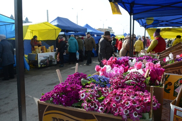 ярмарка на улице. ярмарка на площади революции. торговцы ярмарка выходного дня. ярмарка в татарии. ярмарки в марте.