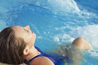 бальнеотерапия. гидротерапия. человек плавает в бассейне. комплекс водных процедур. санаторий русь ессентуки лечебная база.