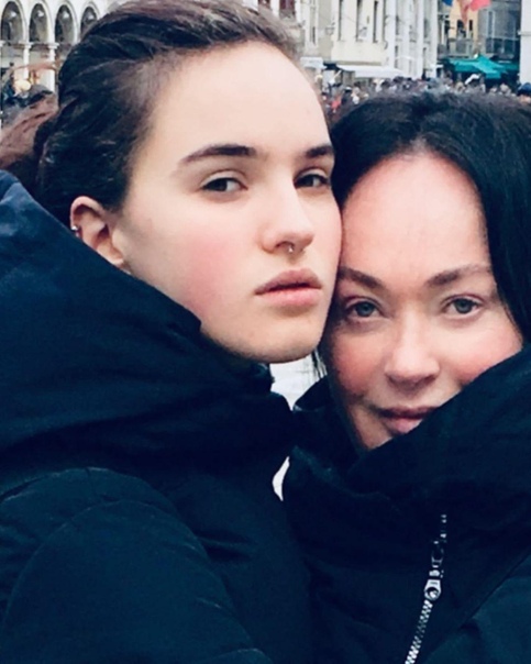 20-летняя дочь Гузеевой сбрила брови и снялась голой в ванной, жалуясь на одиночество 20-летняя Ольга Бухарова снова представила на суд подписчиков провокационные кадры. Она выложила в
