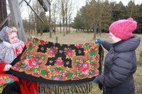 достала платочек