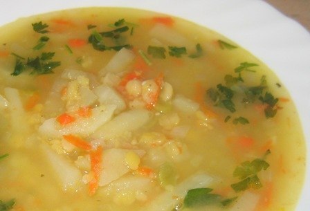 Суп пюре в кастрюле. Суп гороховый. Гороховая похлебка постная. Гороховый суп с копчеными колбасками. Гороховый 3 литра.