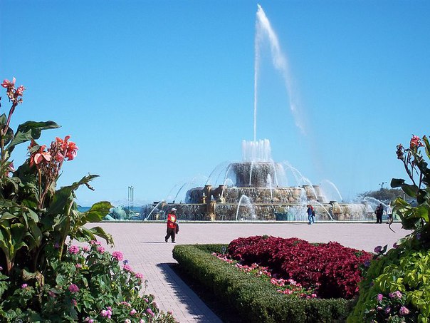 Букингемский фонтан (Bucingham Fountain), Чикаго (штат Иллинойс, США) Букингемский фонтан в Чикаго (Bucingham Fountain) является одним из крупнейших и красивейших фонтанов мира. Он считается