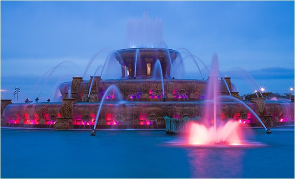 Букингемский фонтан (Bucingham Fountain), Чикаго (штат Иллинойс, США) Букингемский фонтан в Чикаго (Bucingham Fountain) является одним из крупнейших и красивейших фонтанов мира. Он считается