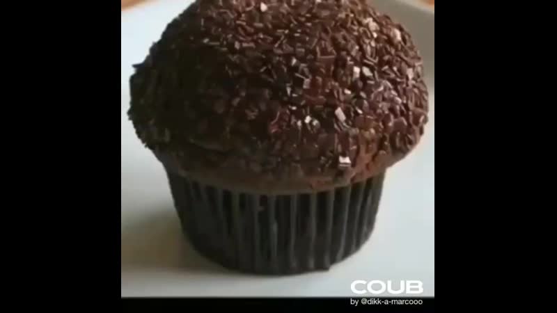 форма для кекса. черный кекс. черный кекс. шоколадный кекс. кексы на темном фоне.