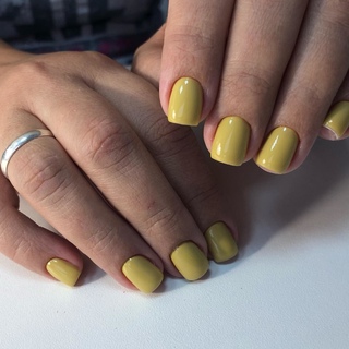 Маникюр нежно желтого цвета. Горчичный цвет лака для ногтей. Горчичный гель лак. Горчичный цвет лака для ногтей. Маникюр горчичного цвета.