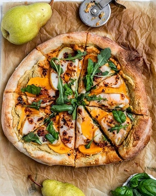 Пицца в стиле хэллоуин. Пицца с тыквенными семечками. Все тыквы в пицца. Все тыквы в пицца. Все тыквы в пицца.