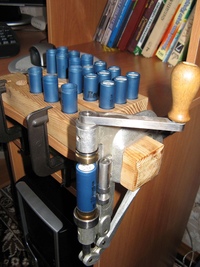 упс лесной 47. прибор упс-7 12 калибр (стальные матрицы). подставка для патронов 12. станок для зарядки патронов 12 калибра. пресс станок для снаряжения патронов 12 калибра.