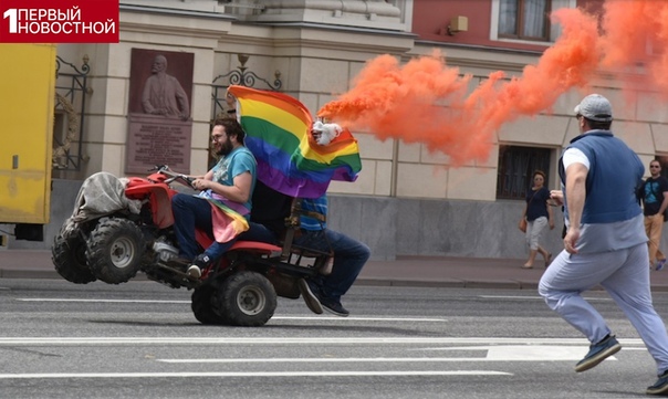 В Москве избили геев Небольшая кучка геев попыталась провести несанкционированный парад с музыкой, флагами и поцелуями. Но только они развернули свои плакаты и атрибутику, тут же на них напали